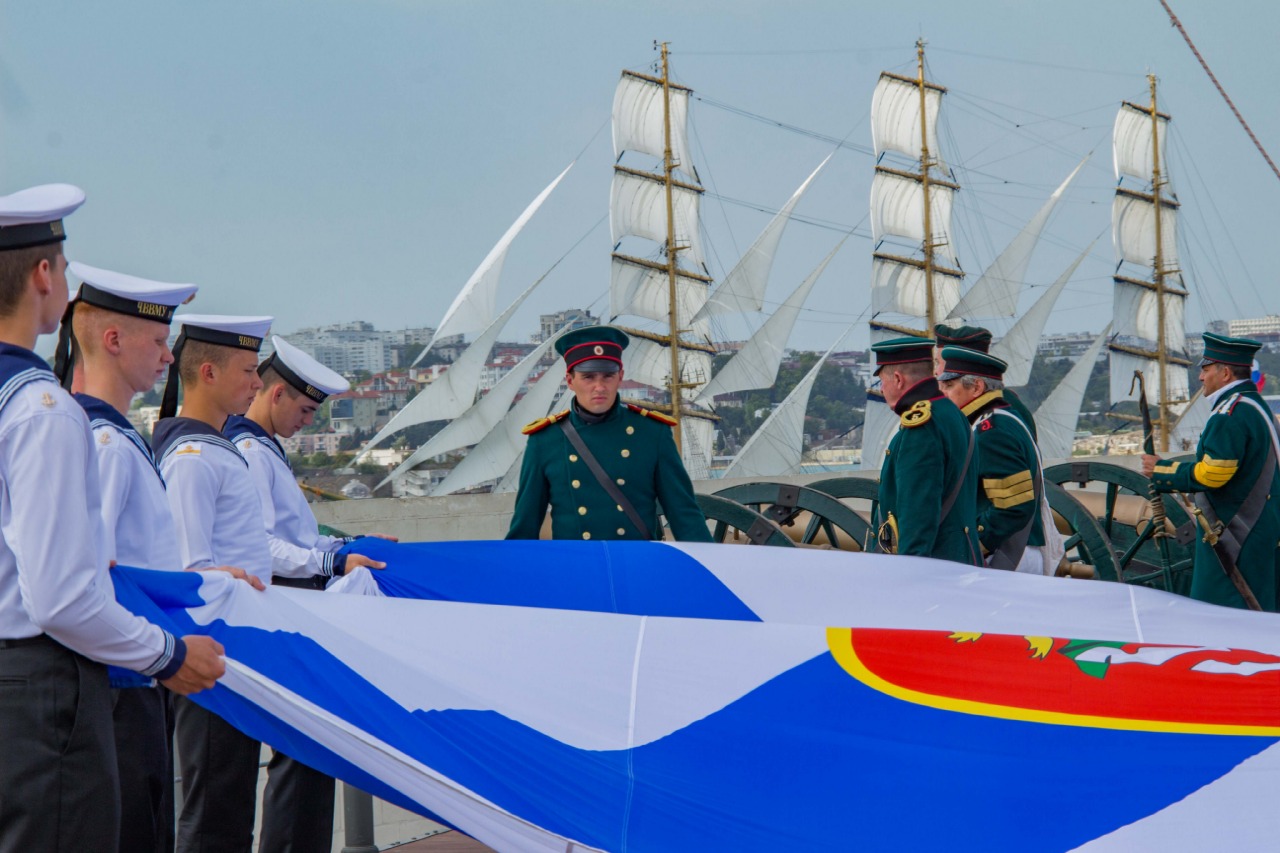  Поднят самый большой в России Андреевский Георгиевский флаг