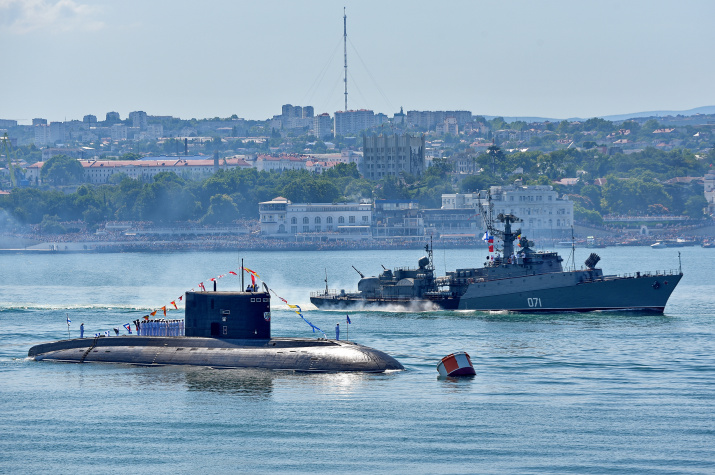Корабль «Самум» открывает военно-морской парад в Севастополе. Фото: Юрий Югансон