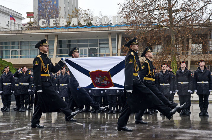 Первый в новейшей истории Георгиевский военно-морской флаг вручили кораблю "Азов"